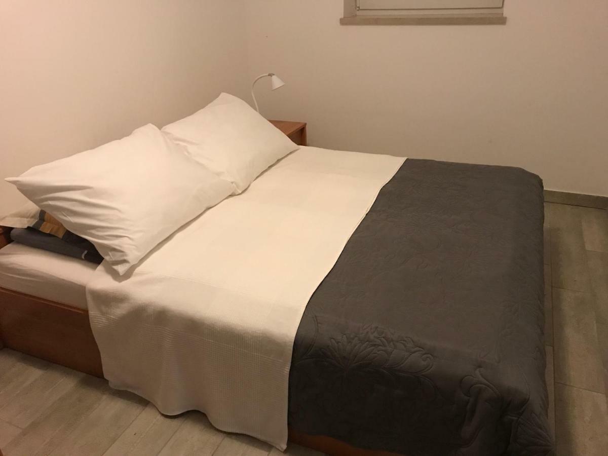 Ferienwohnung Midavkl Pirovac Exterior foto
