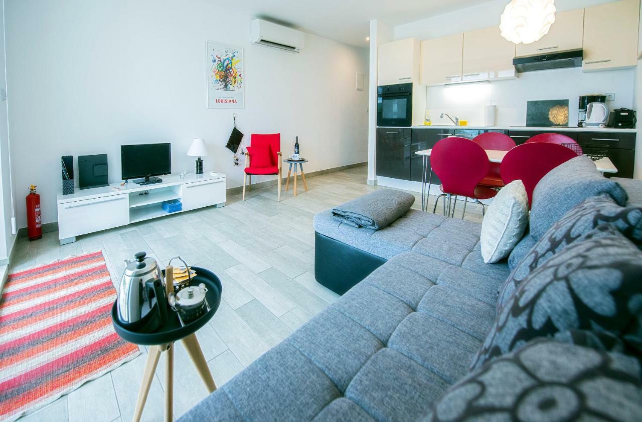 Ferienwohnung Midavkl Pirovac Exterior foto